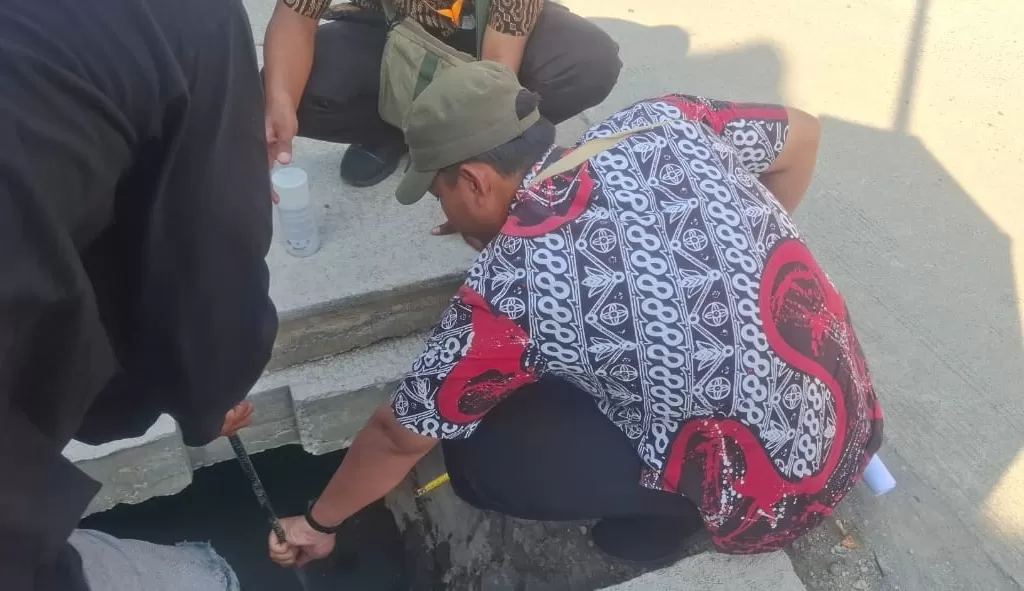 Petugas pengawas lapangan Dinperkim Kabupaten Demak saat melakukan pengecekan dan pengukuran kedalaman gorong-gorong di Berahan Wetan Wedung setelah pekerjaan selesai. Foto : dok