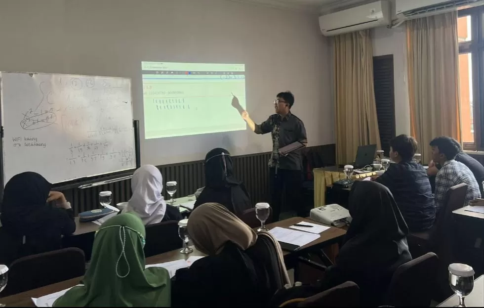 Tutor Sobat Arin jenjang SMP, Daffa Artha Arkana saat memberikan bimbingan kepada peserta OMITS 17th. (Ist)