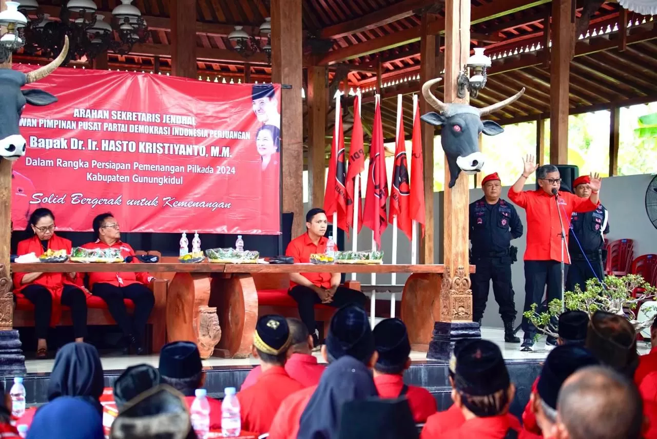 Hasto Kristiyanto sedang orasi dukungan pada pasangan Pilkada Gunungkidul Endah-Joko (Foto Istimewa)