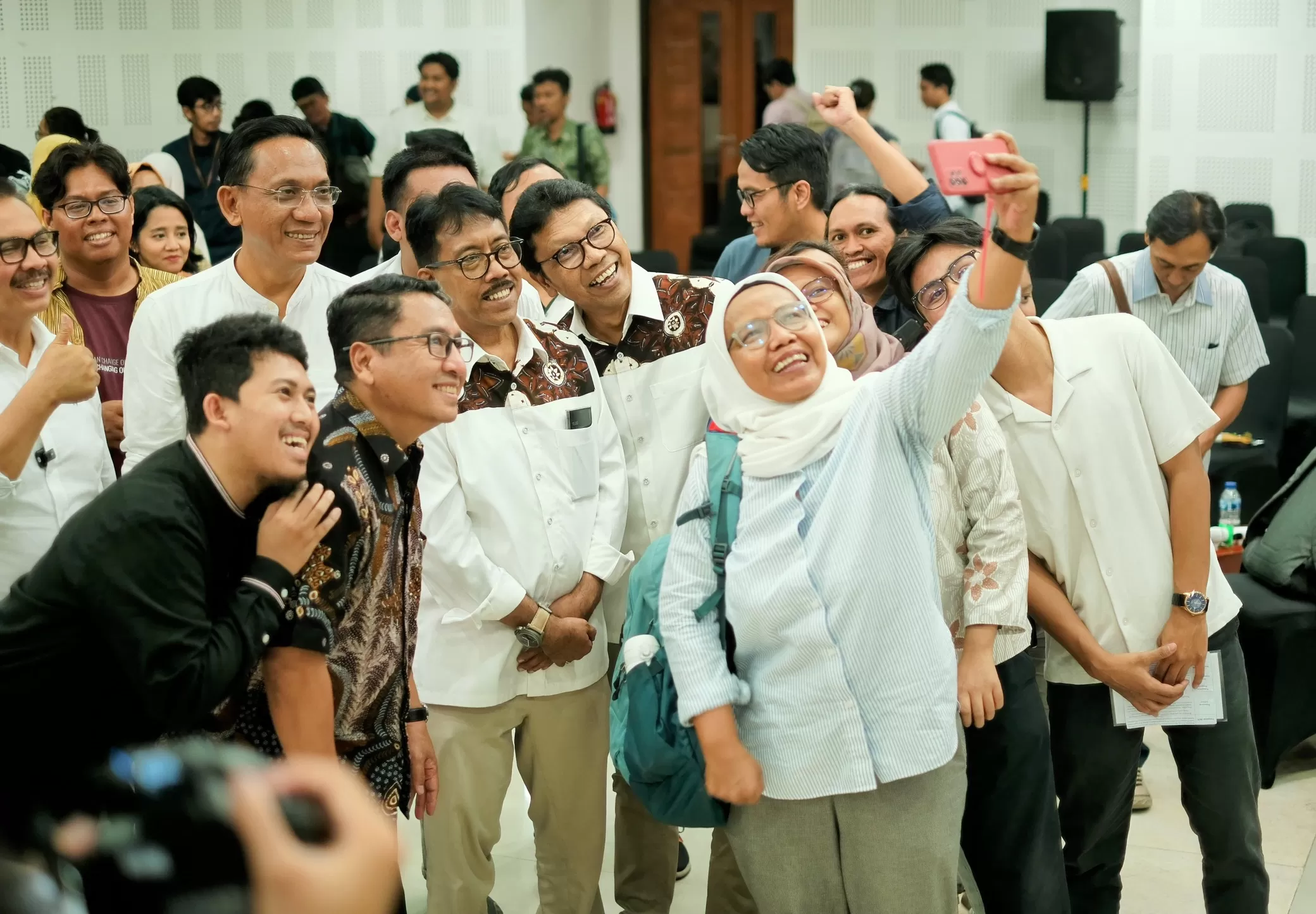Afnan dan Singgih bersama calon lainnya saat berdialog di Fisipol UGM (Ist)