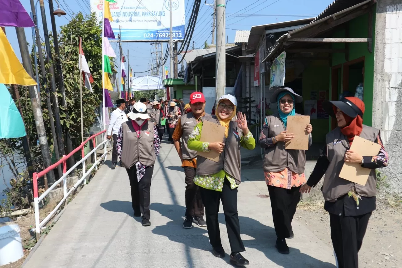  Juri LKJ Demak 2024 saat mengunjungi kampung peserta LKJ untuk memberikan penilaian dari enam aspek. Foto : dok