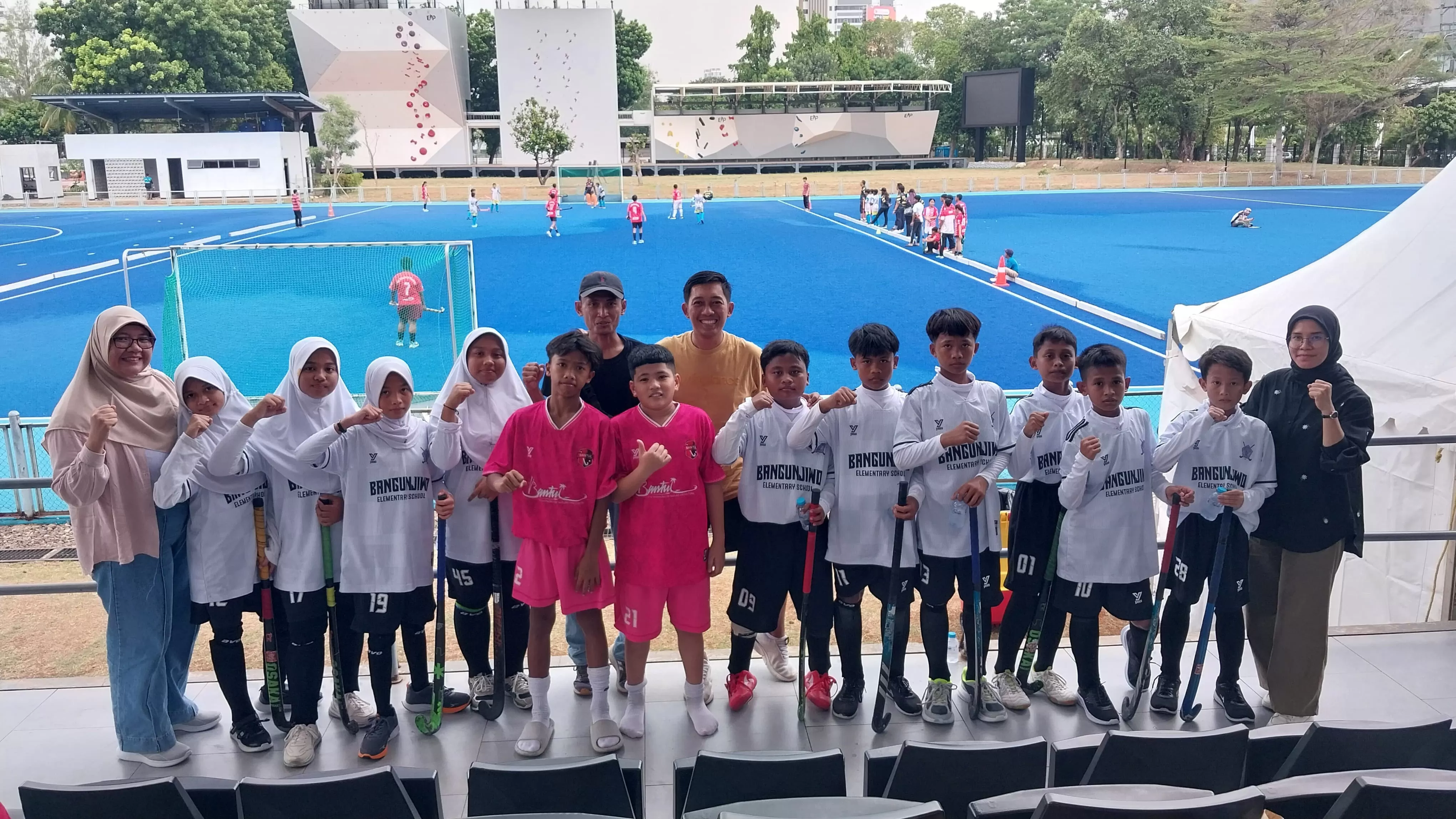  Tim Hoki SD Bangunjiwo  Bantul Bersama tim ofisial   (Istimewa)