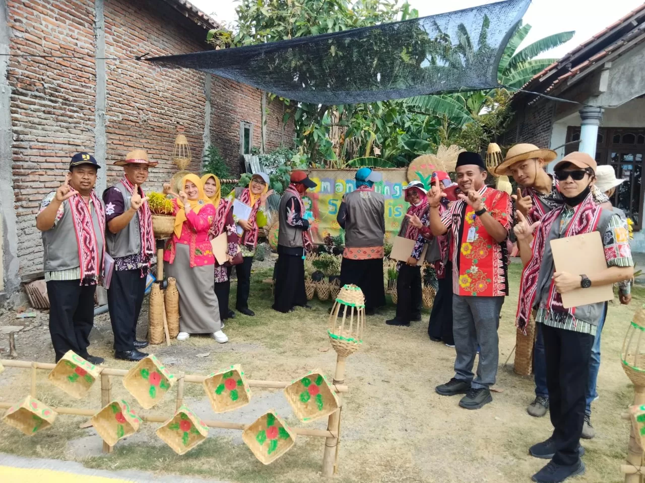 Kades Banjarsari Kecamatan Sayung Haryanto saat mendampingi juri LKJ Demak 2024 meninjau Kampung Si Manis yang mengusung tema kampung ramah lingkungan sebagai refleksi keindahan alam. Foto : dok