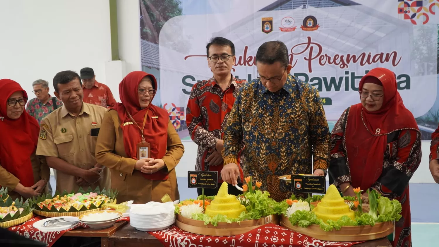 Anies Baswedan di dampingi Siti Arina bersama para siswa usai upacara dan persembahan budaya. (Foto: Istimewa)