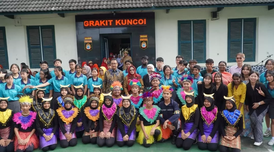 Anies Baswedan di dampingi Siti Arina bersama para siswa usai upacara dan persembahan budaya. (Foto: Istimewa)