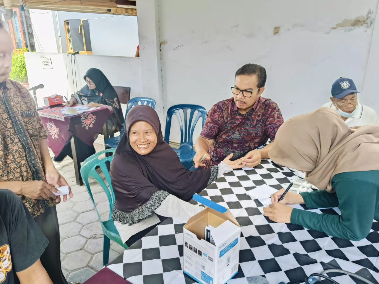 Dokter Hasto Wardoyo saat memeriksa kesehatan salah satu warga yang dikunjunginya. (Foto: Istimewa)