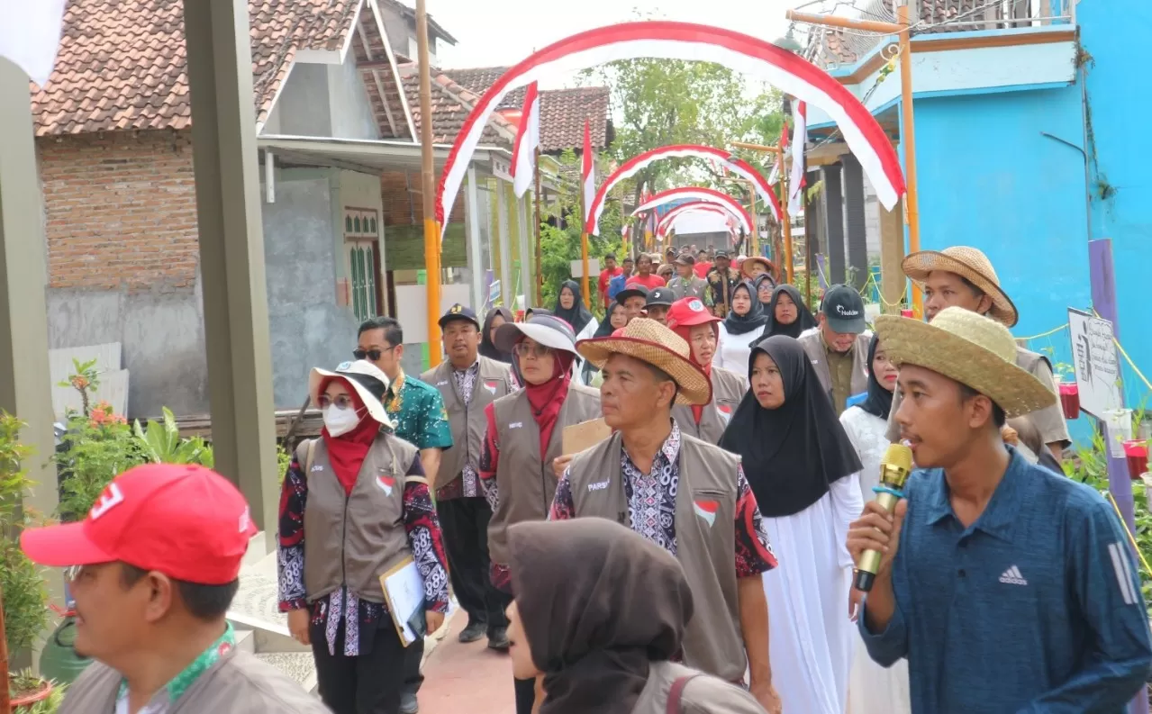 Tim Juri LKJ Kabupaten Demak 2024 di bawah koordinasi Dinperkim Kabupaten Demak saat meninjau Kampung Makmur di Desa Buko Kecamatan Wedung. Foto : ist