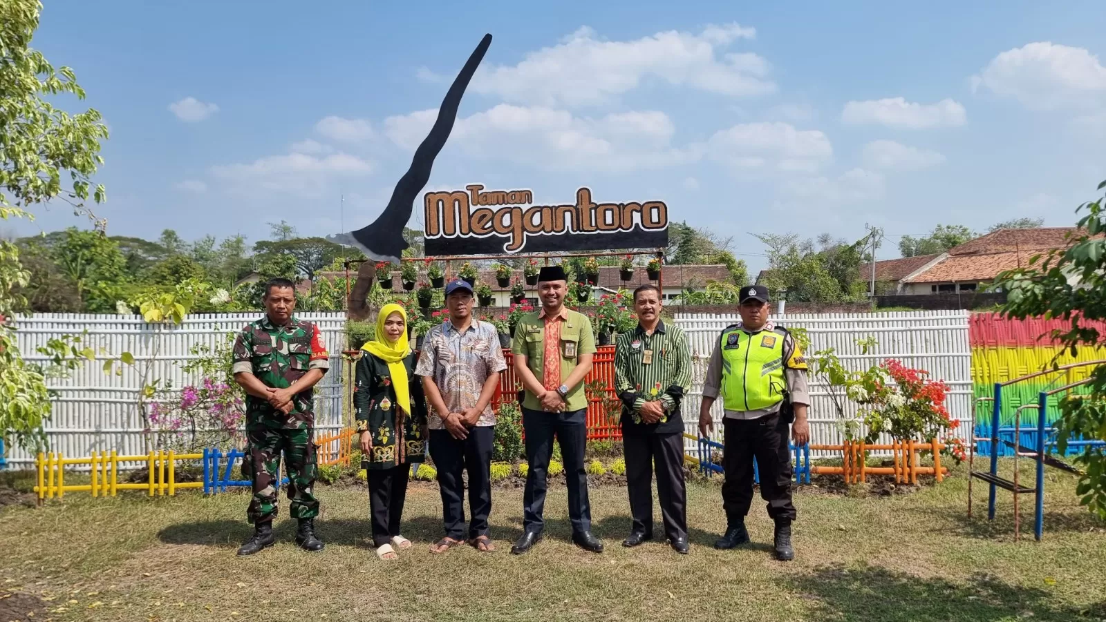 Tim LKJ Kampung Megantoro berfoto dengan Plt Camat Kebonagung Yogi Setiawan Widi Nugroho dan Pemerintah Desa Mijen di Taman Megantoro hasil kreasi warga RT 01/II. Foto : ist