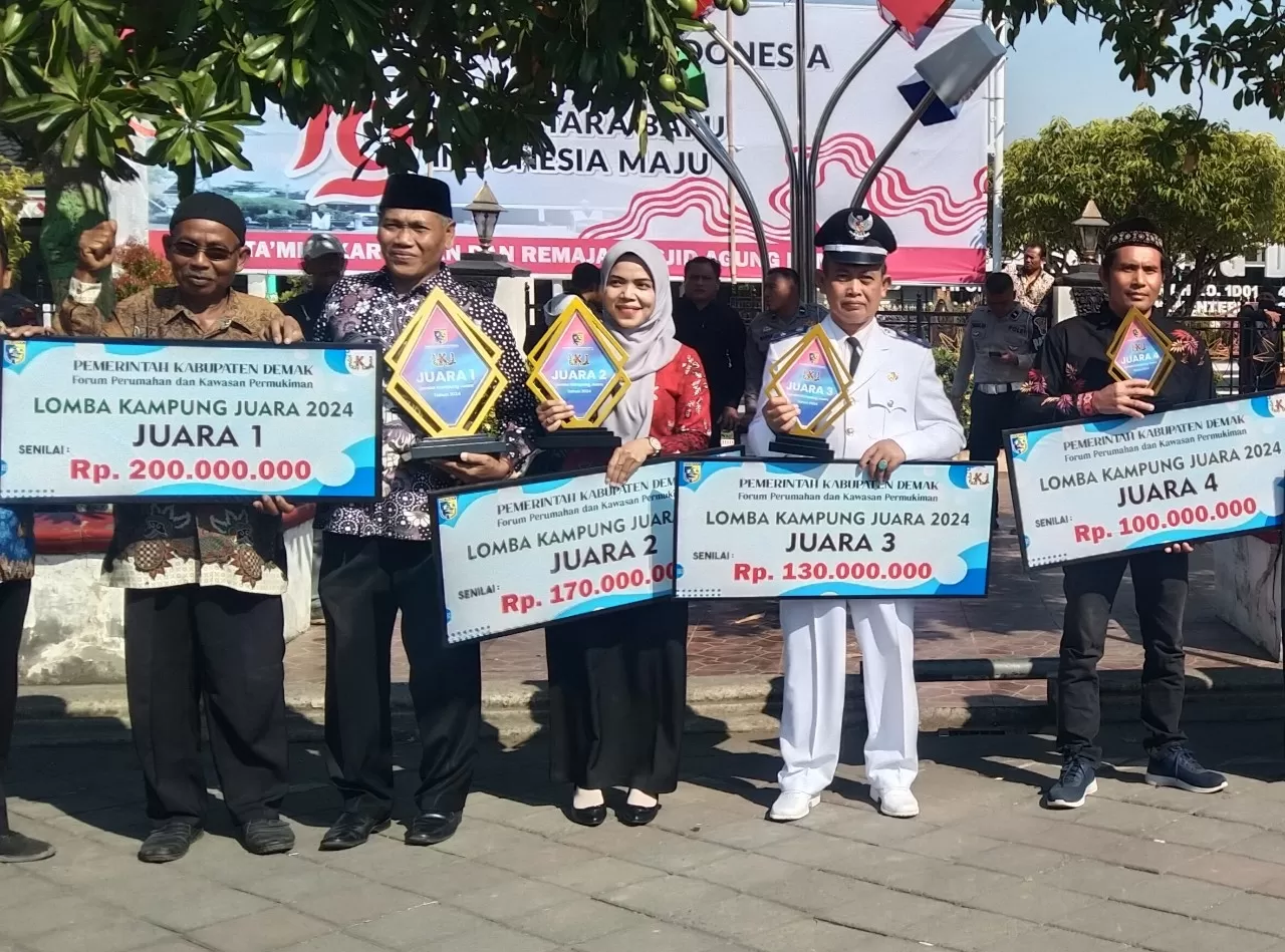 Para Juara LKJ Kabupaten Demak 2024, berfoto bersama usai diumumkan dan mendapatkan penghargaan dari Dinperkim Kabupaten Demak. Foto : sari jati