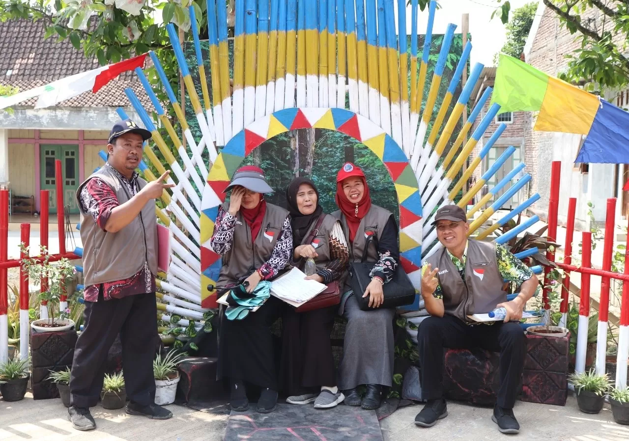 Tim Juri LKJ Kabupaten Demak 2024 berfoto di salah satu sudut taman Kampung Krajan Asri 2 Wonosalam yang instagramabel. Foto : ist