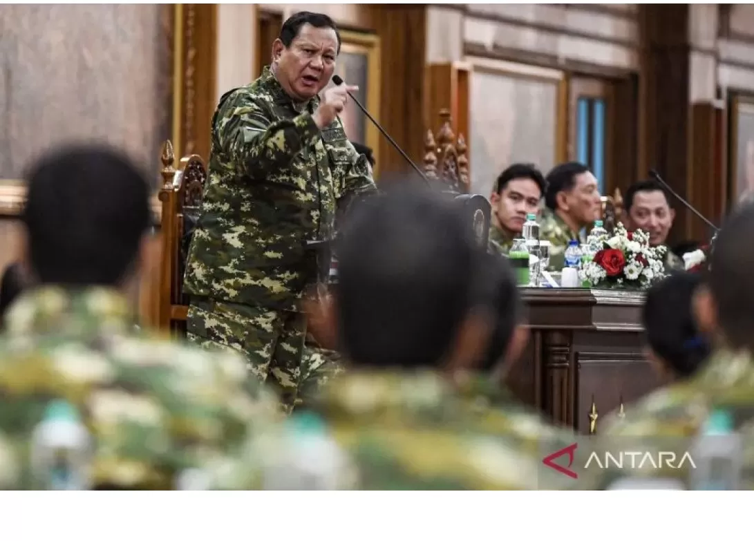  Presiden Prabowo Subianto memberikan pembekalan saat kegiatan rapat kerja dan retreat Kabinet Merah Putih 2024-2029 di Akademi Militer, Magelang, Jawa Tengah, Jumat (25/10/2024). Dalam pembekalan ter (ANTARA FOTO/Muhammad Adimaja/agr)