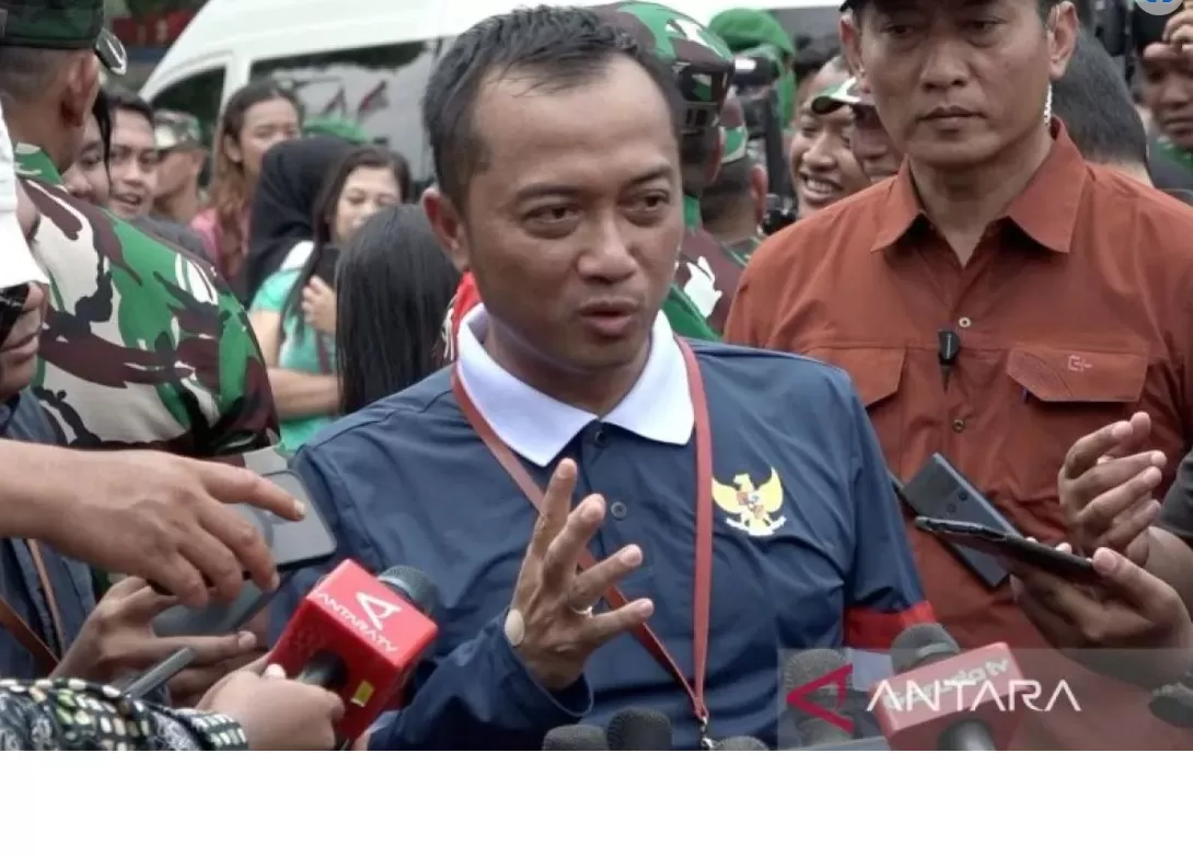   Menteri Sekretaris Negara (Mensesneg) Prasetyo Hadi menyampaikan keterangan, usai menghadiri Retret Kabinet Merah Putih di Akmil Magelang, Jawa Tengah, Minggu (27/10/2024).    ( ANTARA/Andi Firdaus.)