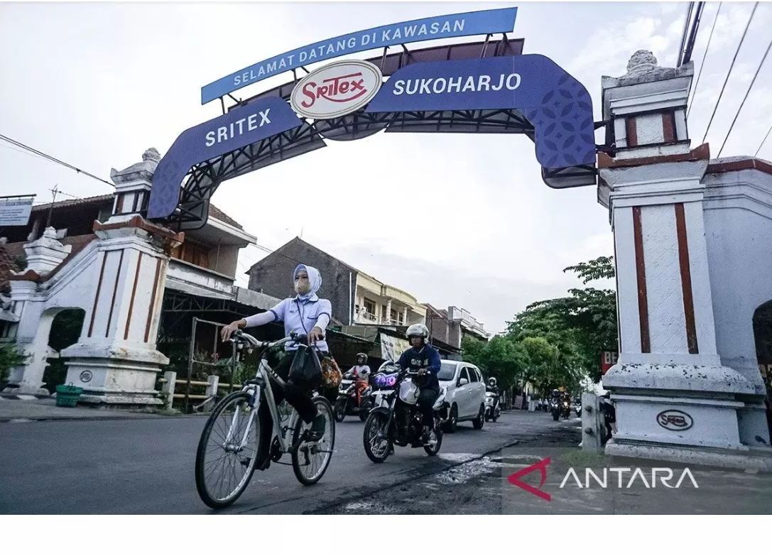 Buruh mengendarai sepeda keluar dari pabrik PT Sri Rejeki Isman Tbk (Sritex) di Sukoharjo, Jawa Tengah, Kamis (24/10/2024). ( ANTARA FOTO/Mohammad Ayudha/tom/am.)