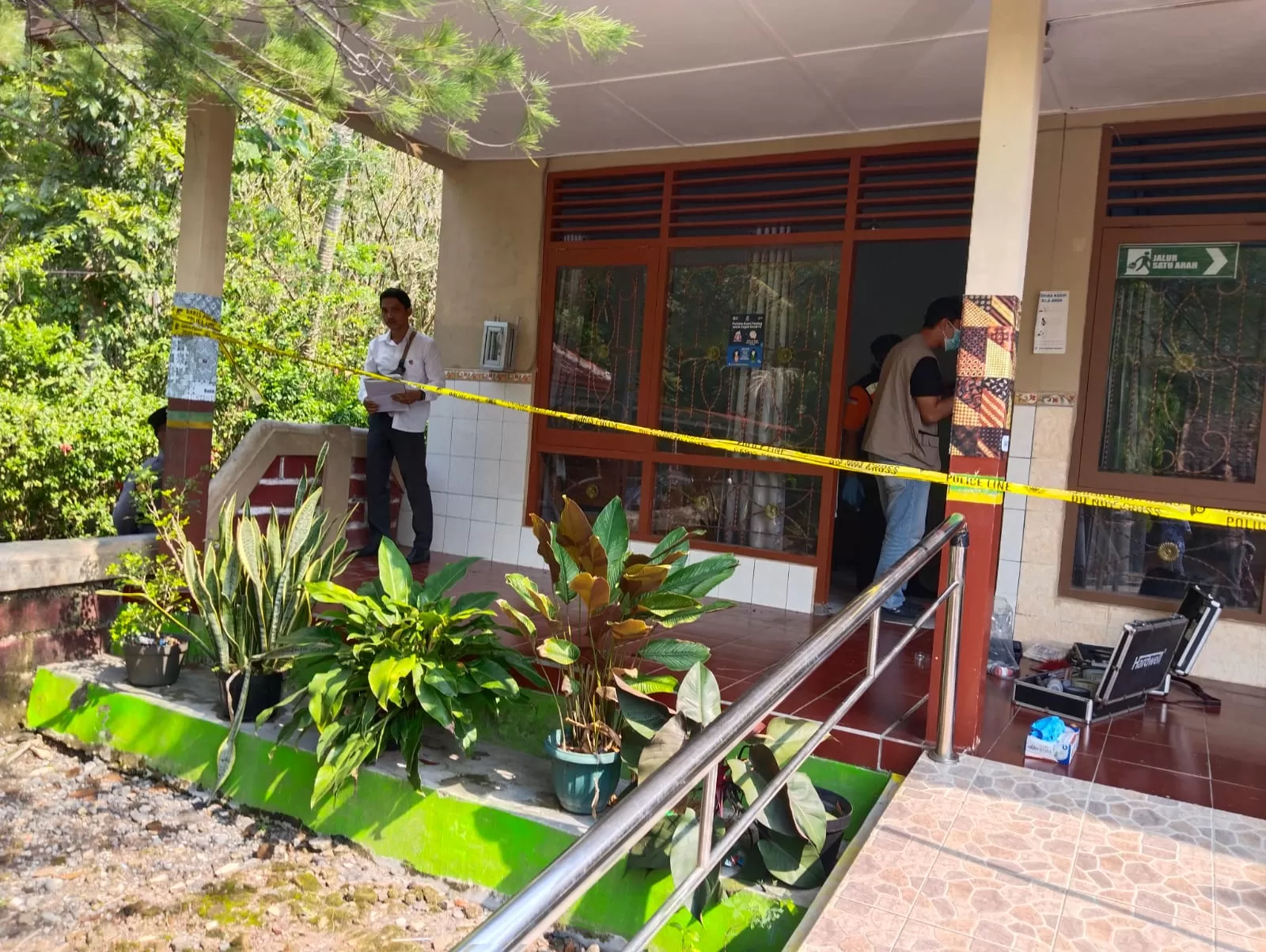 Petugas melakukan olah TKP di lokasi pencurian SDN Ngento Pengasih. KR-Istimewa