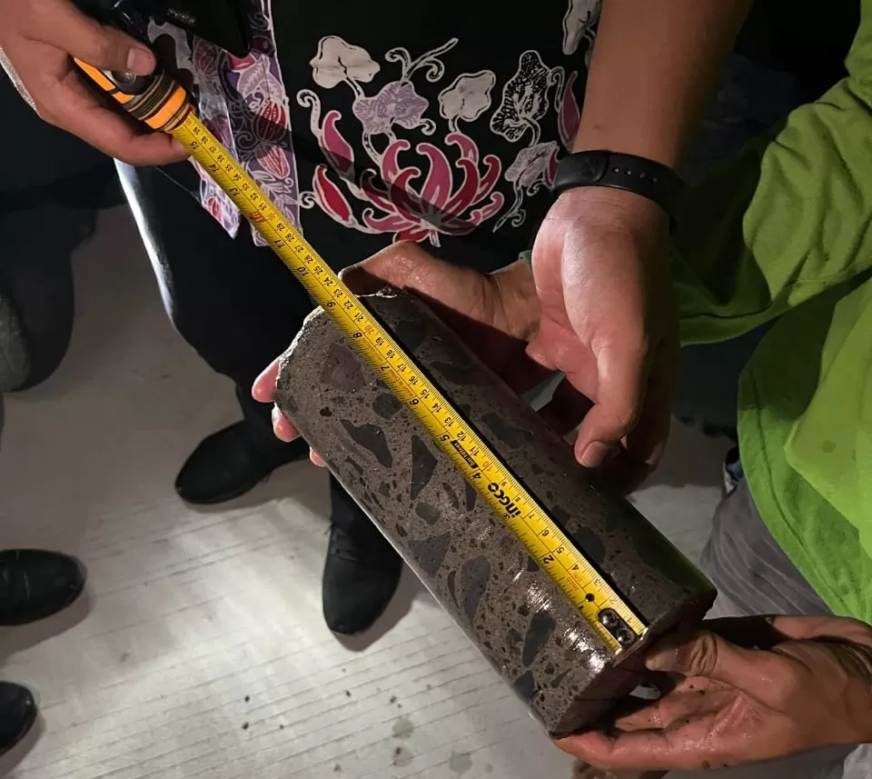 Pengawas lapangan Dinperkim Kabupaten Demak saat melakukan core drill pada salah satu pekerjaan betonisasi jalan di lingkungan perumahan, untuk memastikan kualitas pekerjaan yang dihasilkan.  