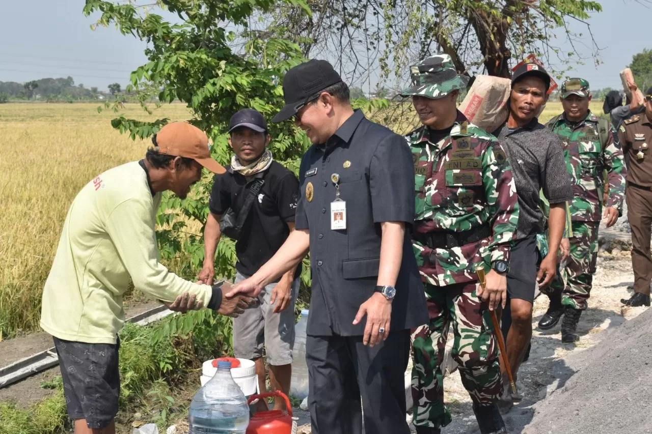 Plt Bupati Demak KH Ali Makhsun MSI bersama Dandim 0716/Demak Letkol Inf Maryoto saat meninjau hasil pembangunan betonisasi jalan pada kegiatan TMMD di Desa Ngaluran Kecamatan Karanganyar. Foto : dok
