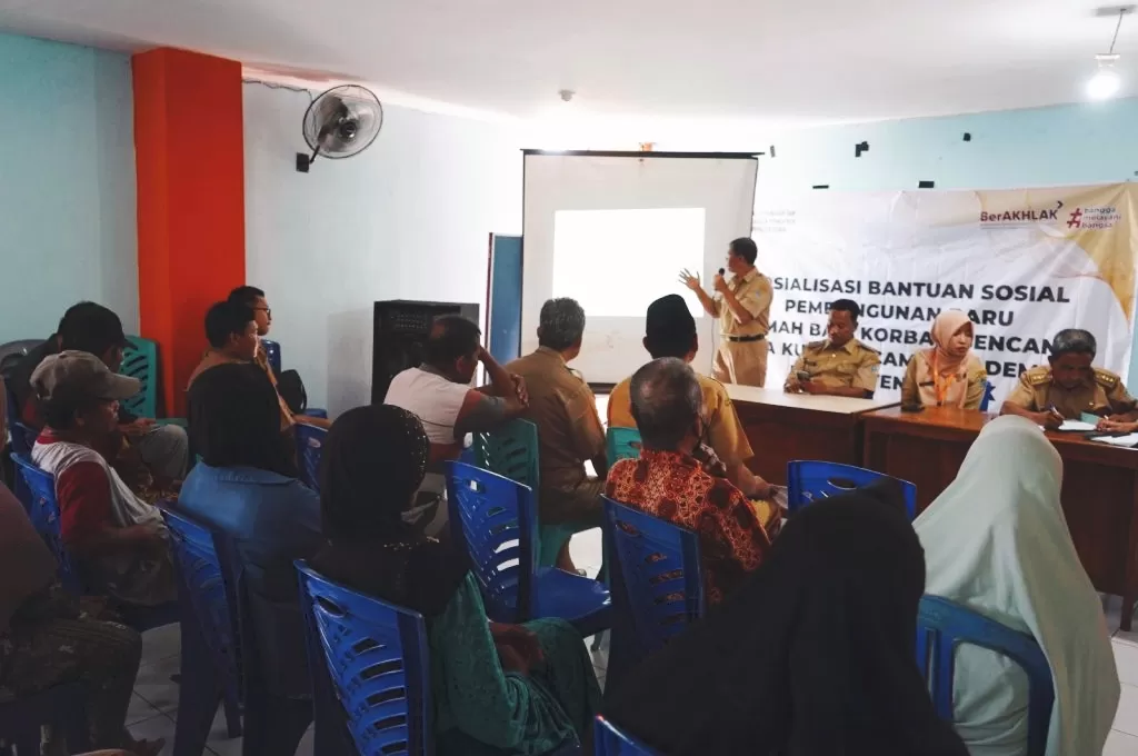 Sub Koordinator Penyediaan dan Pelaksana Perumahan Dinperkim Kabupaten Demak Parsidi ST saat menjelaskan keunggulan RUSPIN sehingga dipilih sebagai hunian aman bencana. Foto : ist