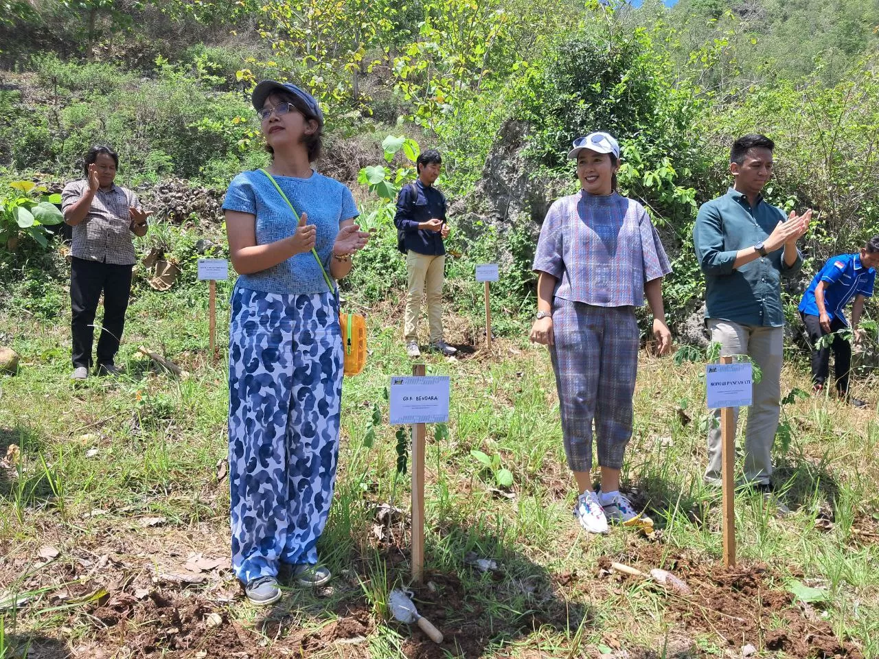 GKR Bendara ikut melakukan penanaman pohon di Padukuhan Wotawati, Pucung, Girisubo, Gunungkidul (Karni Narendra)