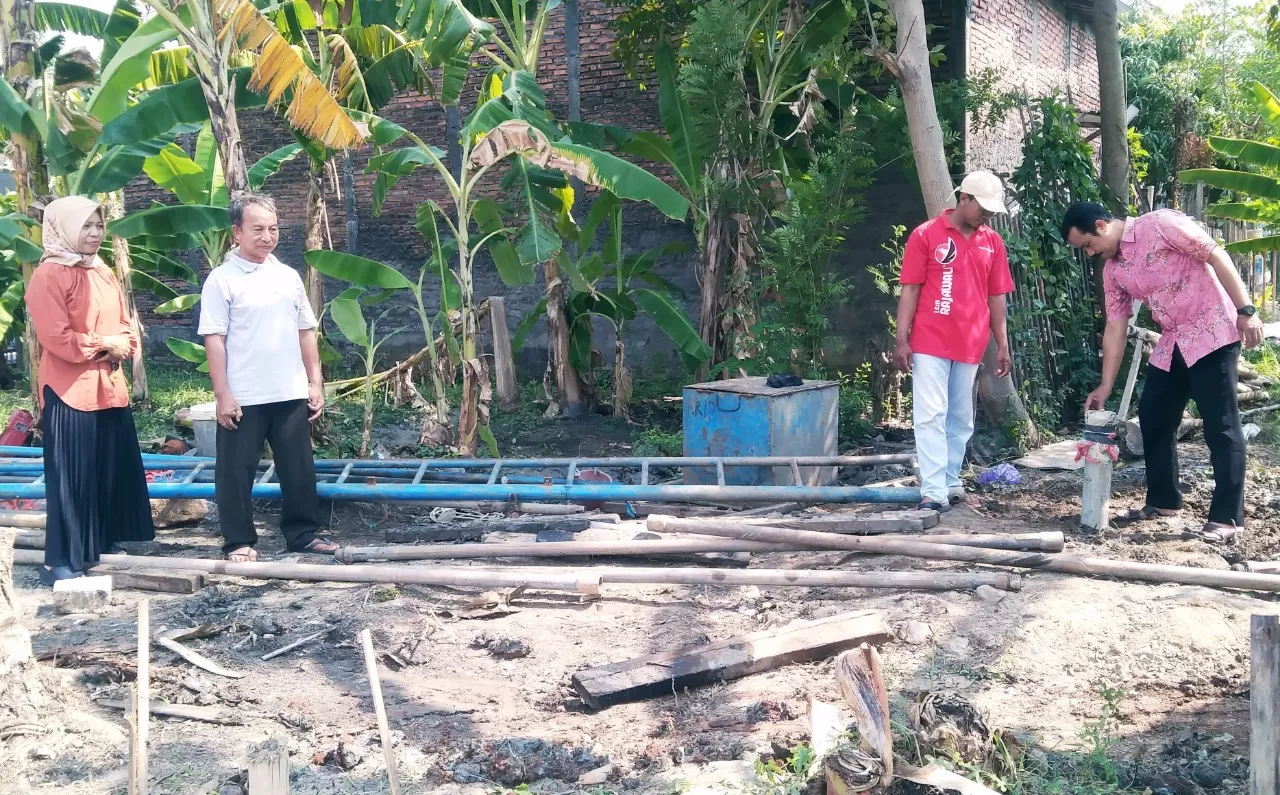 Koordinator Kampung Harapan Desa Kalikondang   Ahmad Syahid, didampingi tokoh masyarakat Kampung Harapan. Foto : Sari Jati