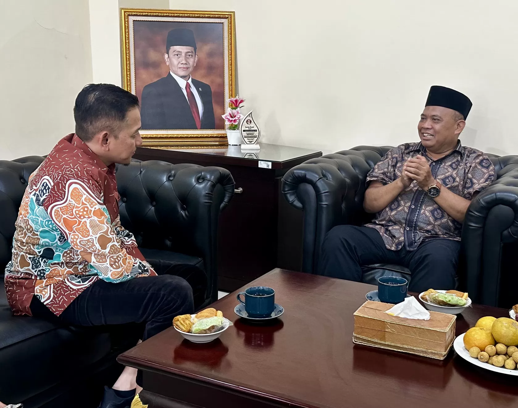 Harda Kiswaya saat berbincang dengan Syauqi Soeratno (Ist)