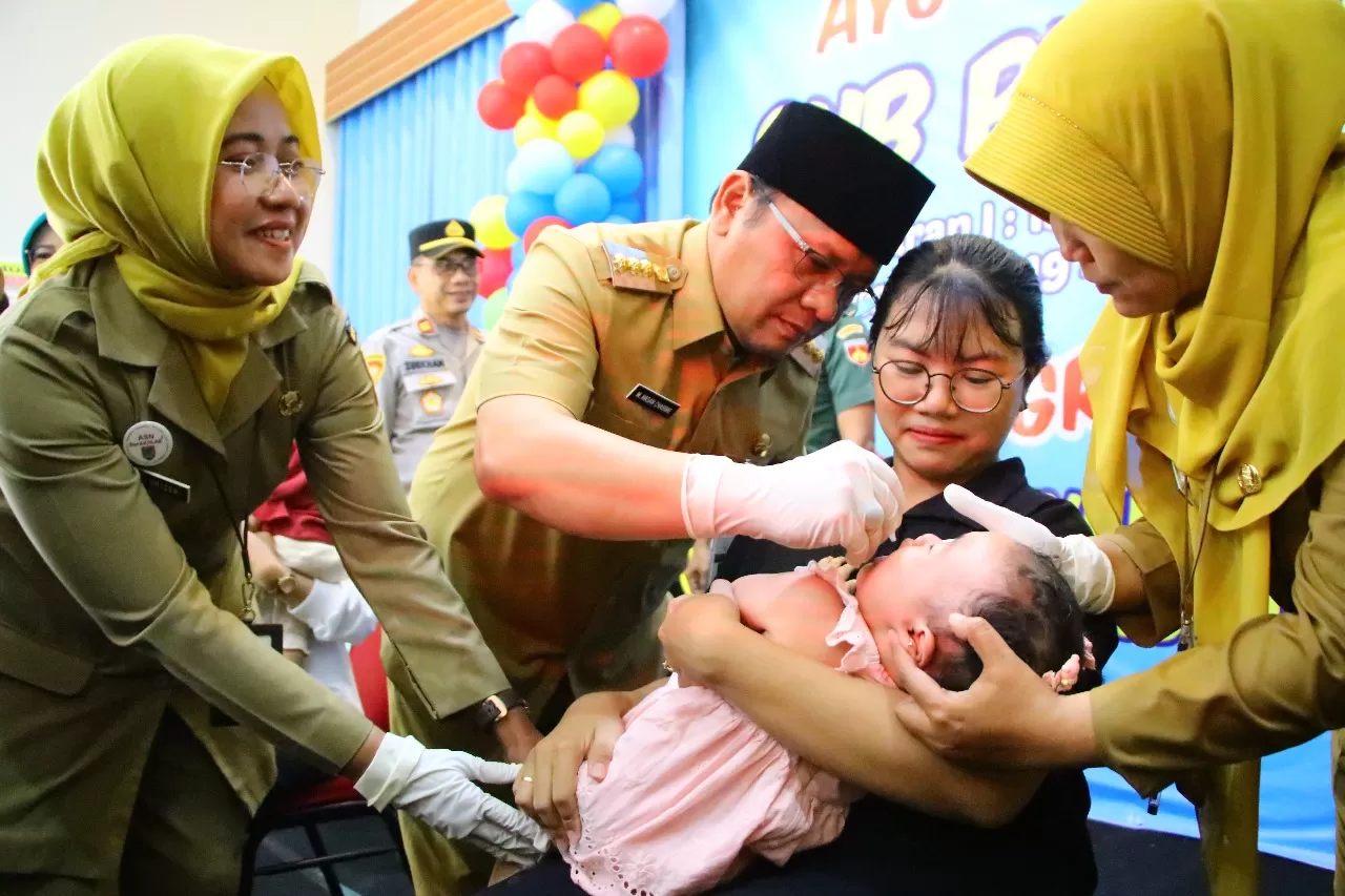 Salah satu kegiatan di Posyandu, selain menangani masalah stunting,  juga imunisasi untuk anak bayi.  Penjabat (Pj) Bupati Kudus Dr Muhammad Hasan Chabibie ST MSi melakukan imunisasi dengan meneteskan ((Foto: Bagian Prokopim Pemkab Kudus)