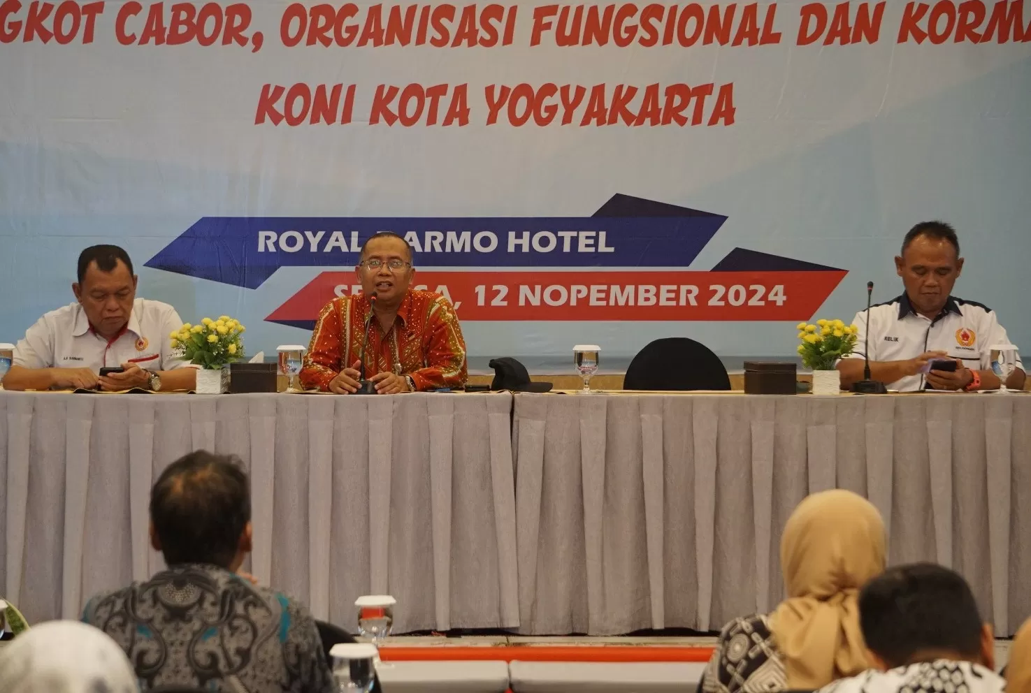 Ketum KONI Kota Yogyakarta Aji Karnanto SE MM (kiri) dan Kepala Dindikpora Kota Yogyakarta, Budi Santosa Asrori, SE MM (tengah) saat menjadi pembicara dalam Bimtek LPJ Anggaran bagi para anggota KONI  (Adhitya Asros)