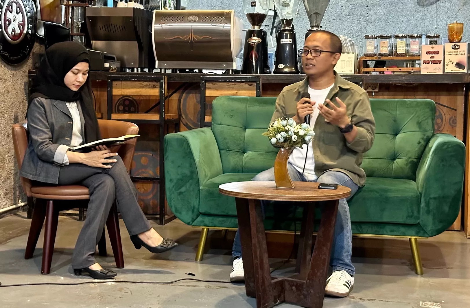 Supena saat bercerita pengalaman pada media (Harminanto) 