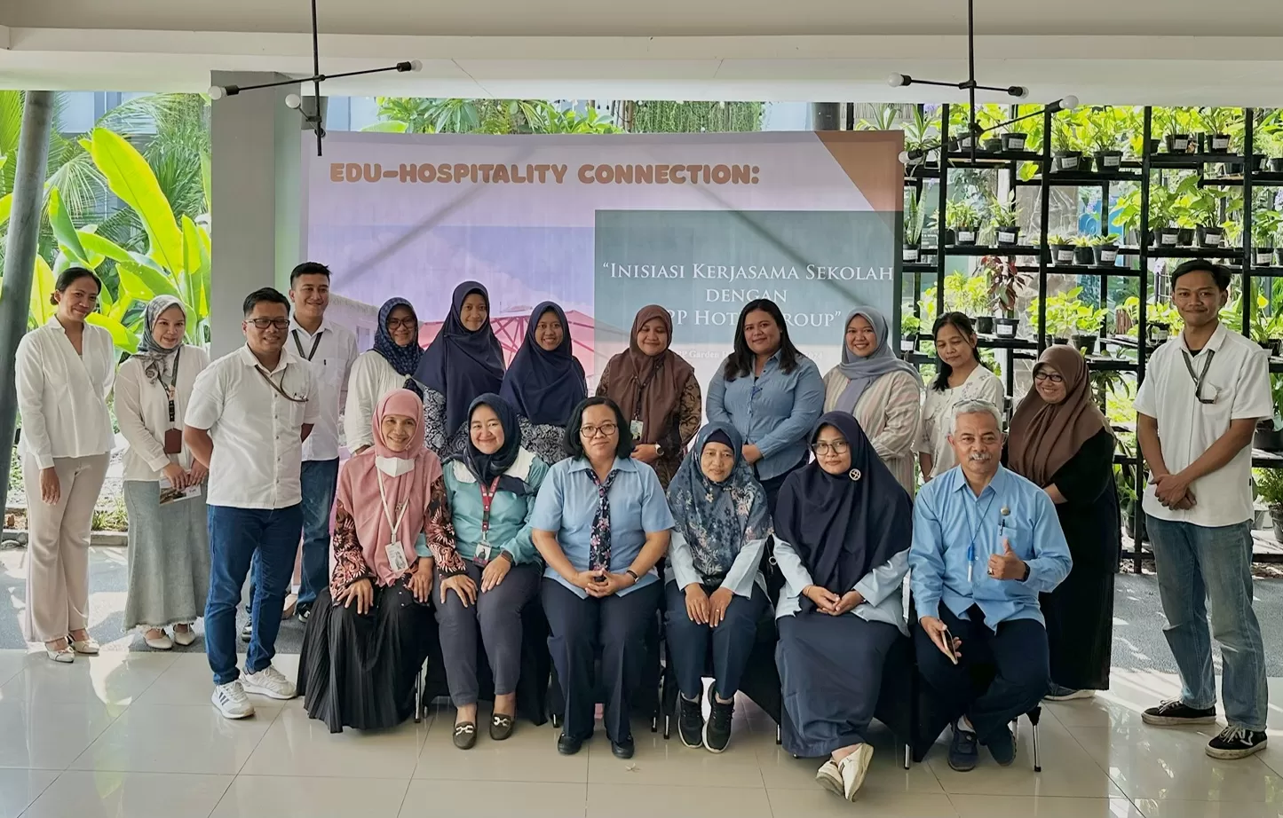 Perwakilan TK SD berfoto bersama manajemen LPP Hotel Group (Harminanto)