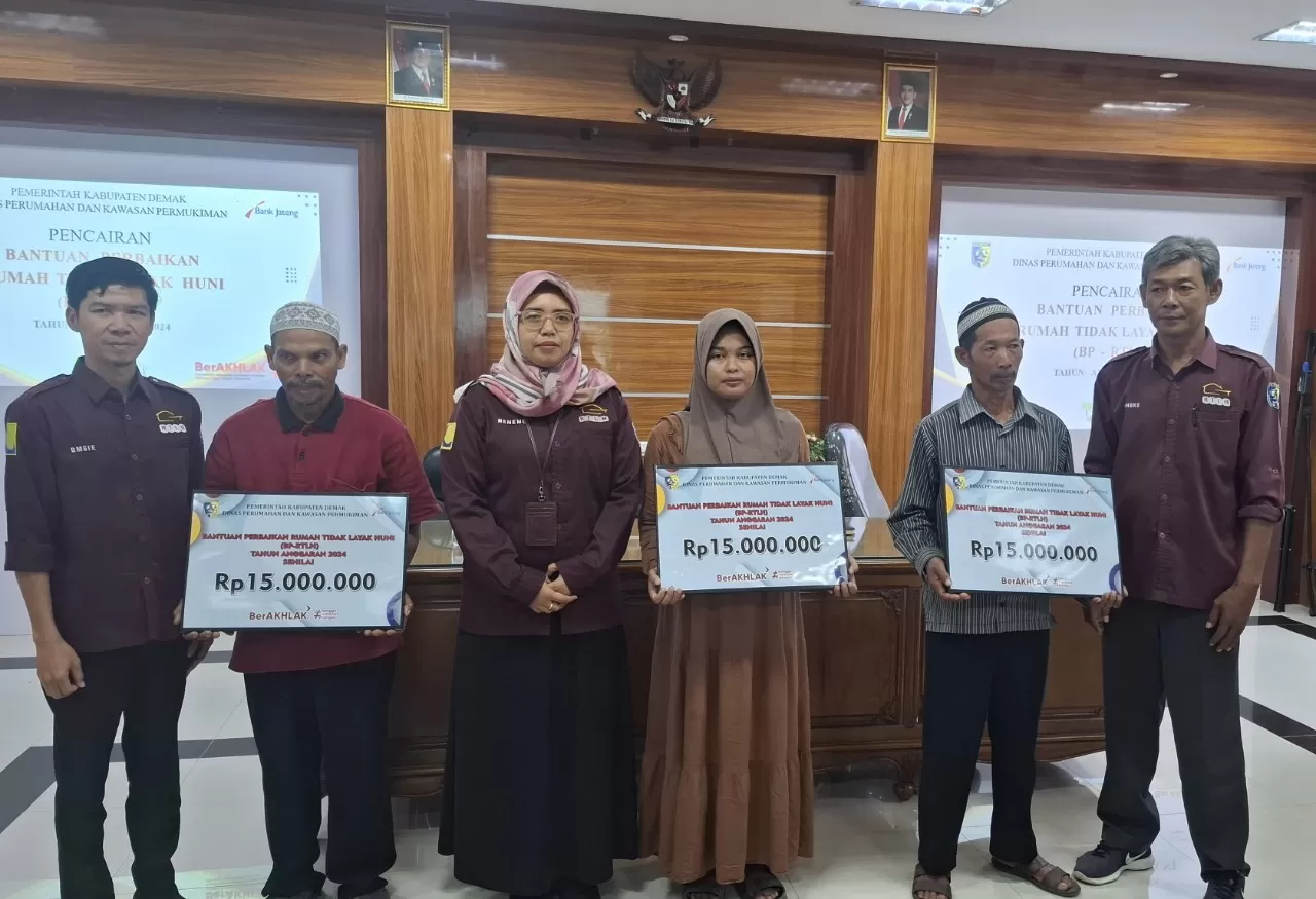 Kabid Kawasan Permukiman Dinperkim Kabupaten Demak Winy Nurika Yuwantari didampingi Subkord Pencegahan dan Peningkatan Kualitas Permukiman Sugiyanto saat penyerahan secara simbolis BP RTLH Dana Insent