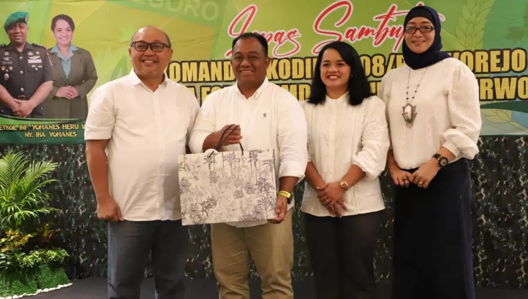   Pjs Bupati Purworejo saat memberikan kenang-kenangan kepada Letkol Inf&nbsp;Yohanes Heru Wibowo&nbsp;dalam acara Pisah Sambut Dandim 0708/Purworejo di Ganeca Convention Hall Purworejo.&nbsp;KR-Istimewa