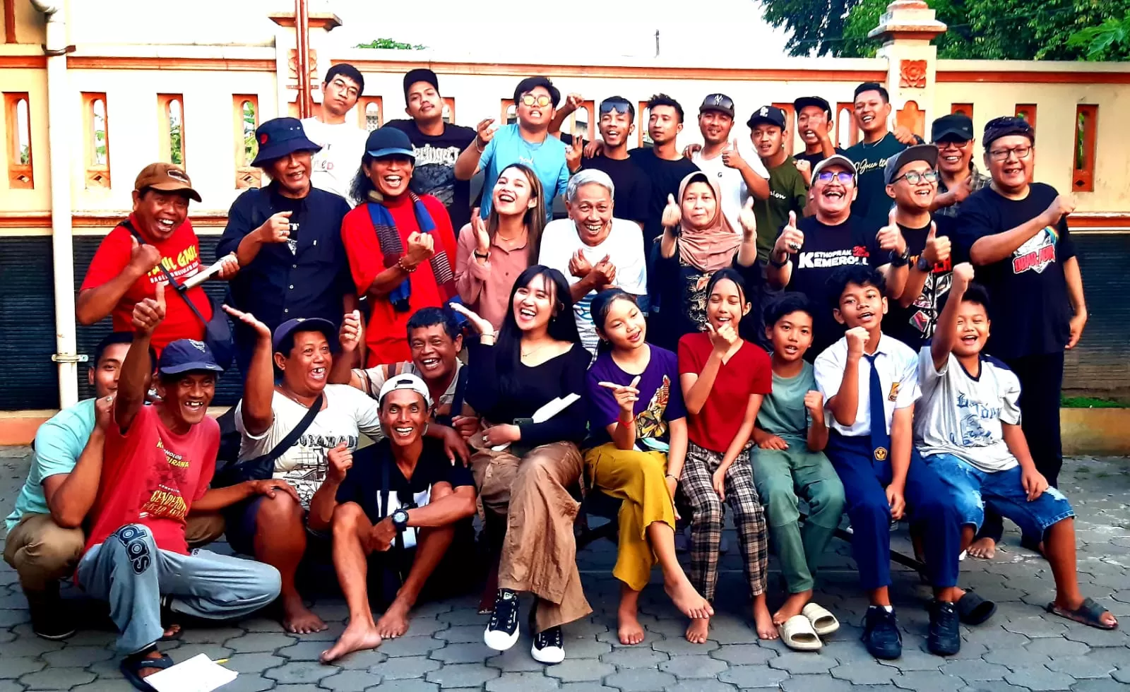  Para pendukung lakon &lsquo;Si Manis Jembatan Ambrol&rsquo; foto bersama.&nbsp;Foto-Khocil Birawa