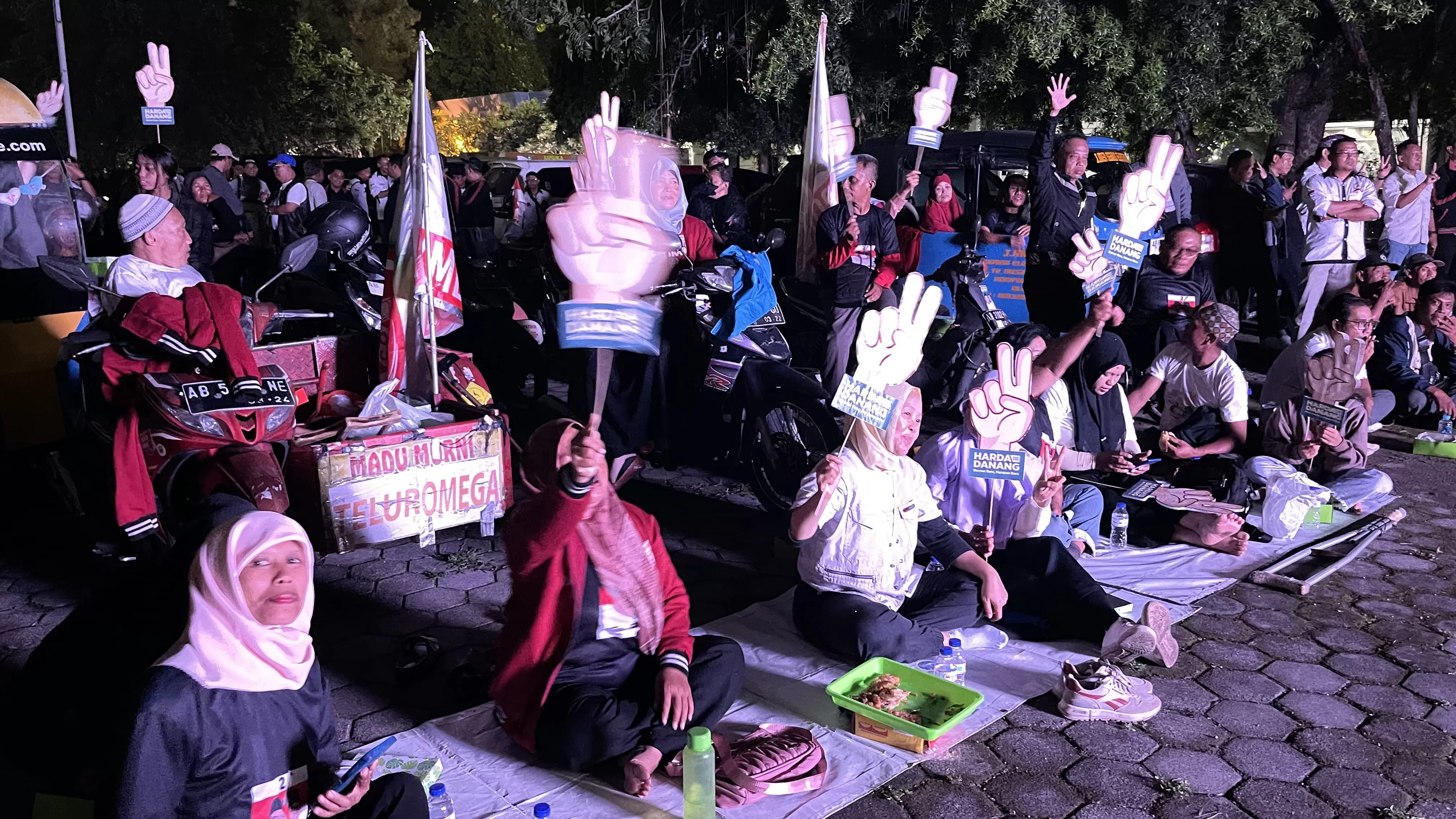 Para pendukung Paslon 02 Harda Kiswaya-Danang Maharsa saat nobar debat di Halaman TVRI Yogyakarta. (FOTO: Istimewa) 