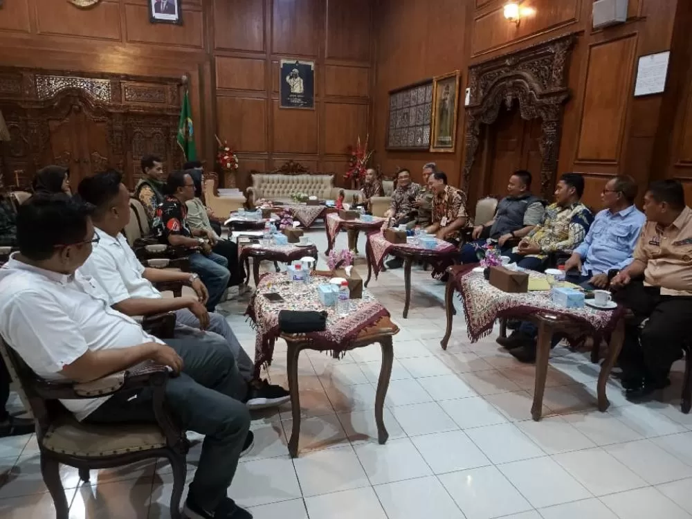   Tim Rumah Juang Andika, Bawaslu saat audensi dengan PJ Bupati Banyumas.   ((Foto: Driyanto))