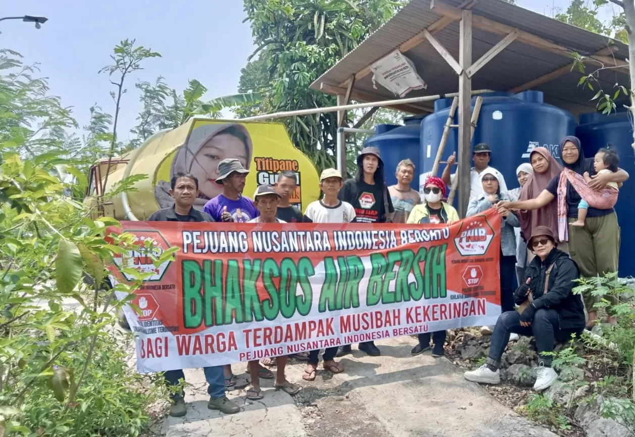 PNIB saat membagikan air di Purwosari Gunungkidul