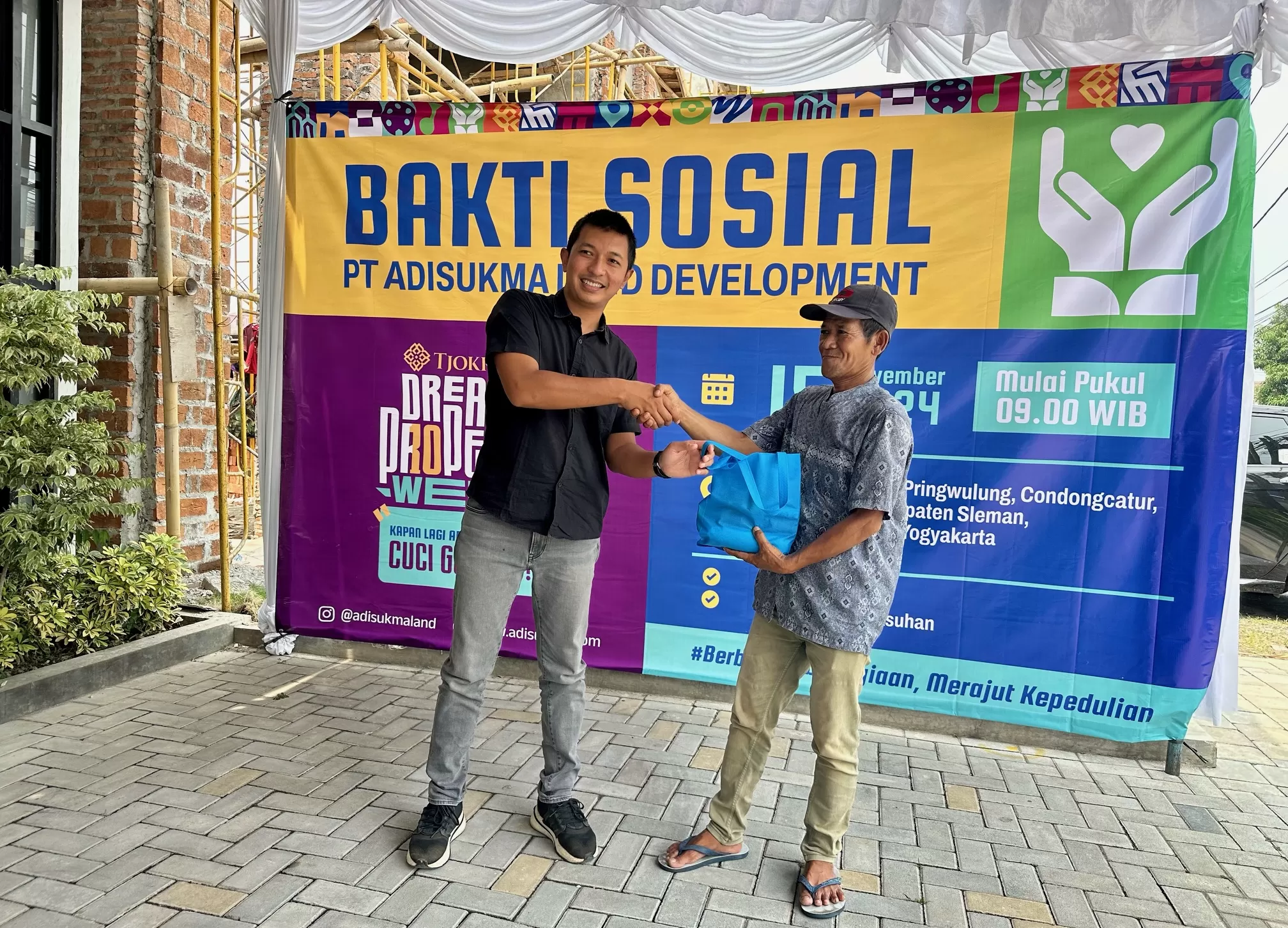 Warga Pringwulung mendapat paket sembako (Harminanto) 