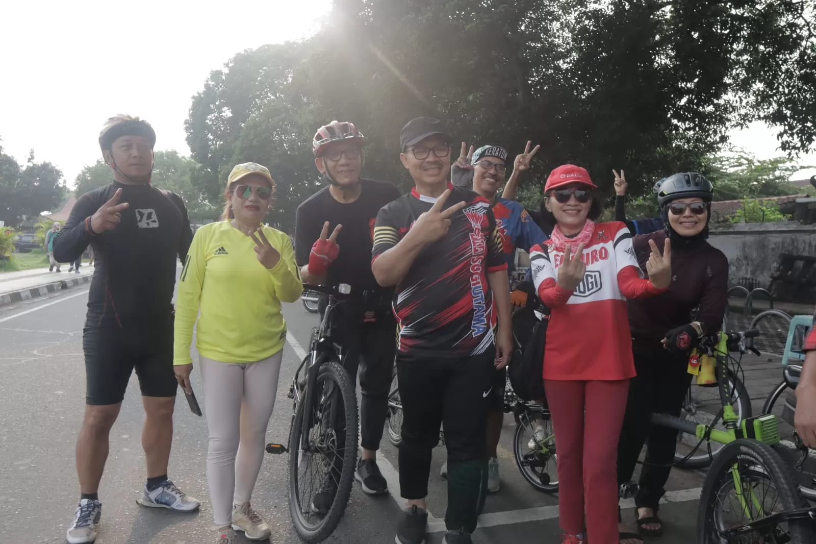 Hasto Wardoyo dan Wawan Harmawan saat menjelajahi Kota Yogyakarta dan menyapa warga (Foto: Istimewa)