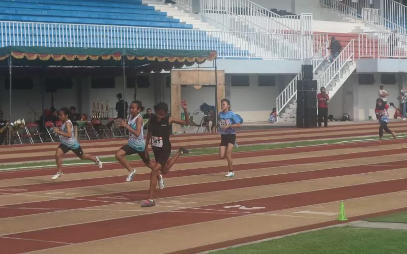 Beberapa atlet mencapai finis pada Kejuaraan Atletik Piala Ratu GKR Hemas  (Foto: Effy Widjono Putro)
