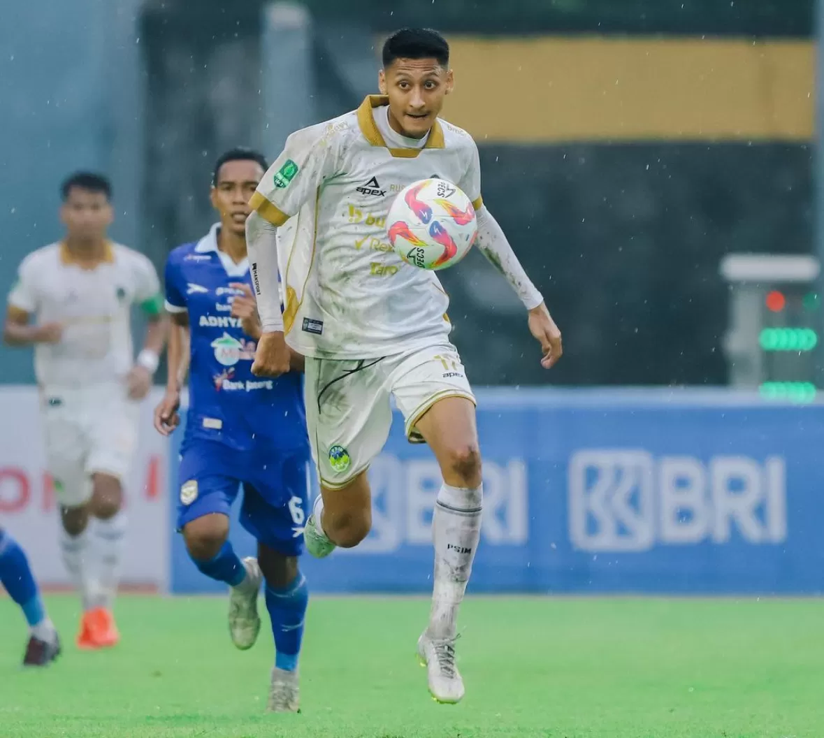   Yudha Alkanza berusaha menguasai bola (instagram PSIM)