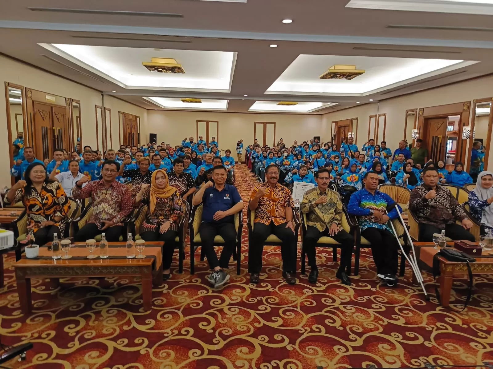  Seluruh atlet, pelatih, undangan berfoto bersama selepas kontingen Peparnas DIY resmi dibubarkan.   (Foto : Adhitya Asros)