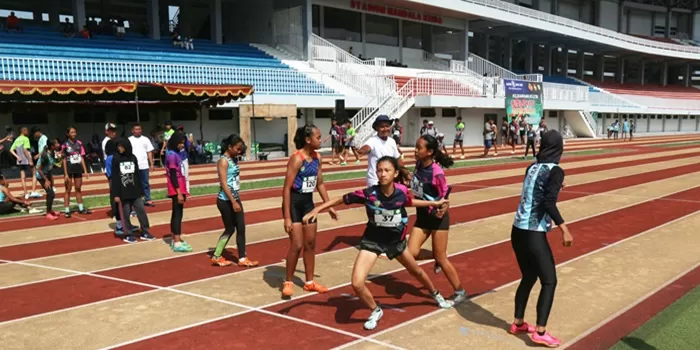Atlet berlomba pada nomor estafet 4x400 meter putri Kejuaraan Atletik Piala Ratu GKR Hemas.(Foto: Effy Widjono Putro) 