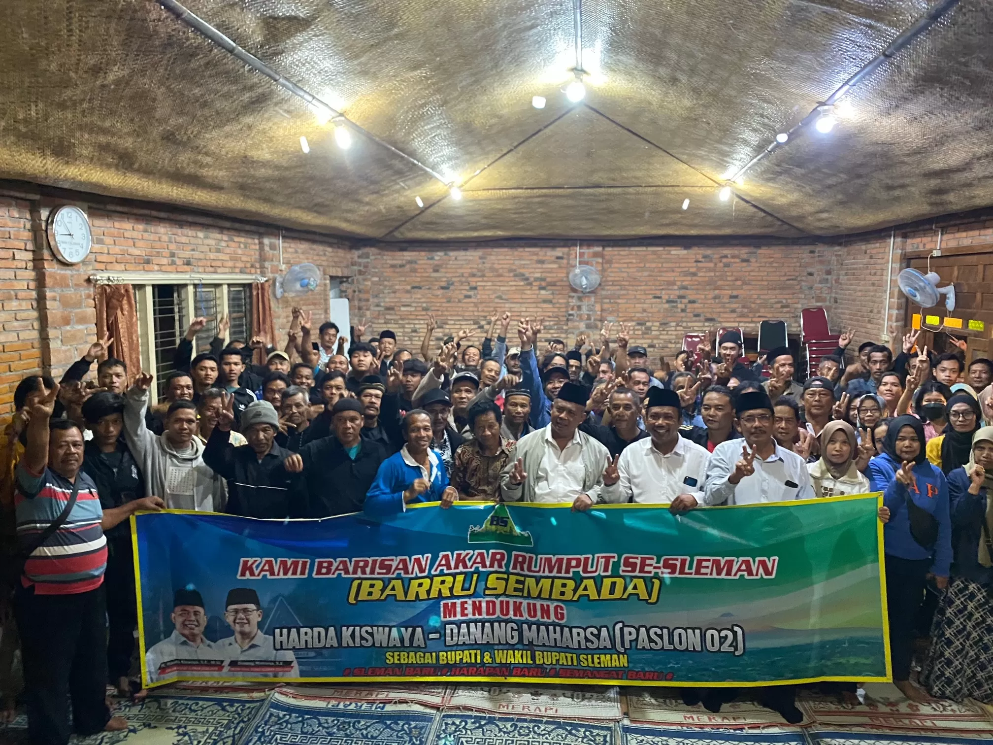  Harda Kiswaya bersama Relawan Barru Sleman saat melakukan deklarasi.&nbsp;KR-Saifullah Nur Ichwan