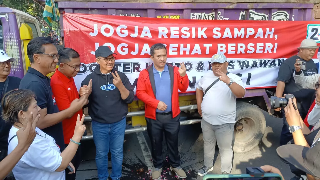 Hasto Wardoyo bersama Wawan Harmawan dan Ketua DPC PDI Perjuangan melakukan resik resik dan angkut sampah (Foto: Istimewa)
