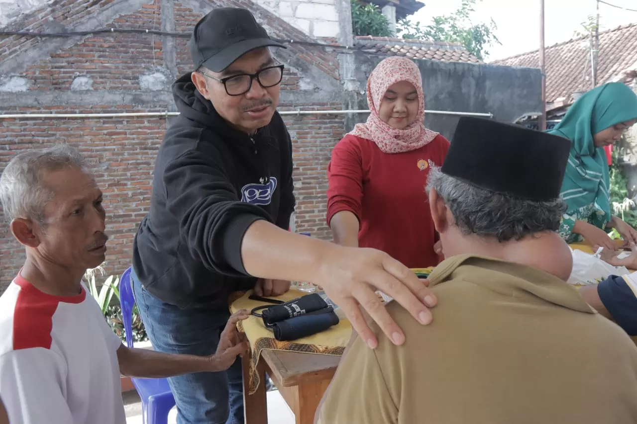 Hasto Wardoyo saat memeriksa salah satu warga dalam bakti sosial kesehatan (Foto IstimewaI)