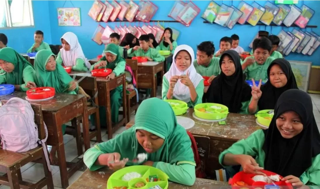  Sejumlah siswa menyantap makanan saat uji coba makanan bergizi gratis di SDN 01 Pakansari, Kabupaten Bogor, Jawa Barat, Jumat (1/11/2024).   (ANTARA FOTO/Yulius Satria Wijaya/Spt/am.)