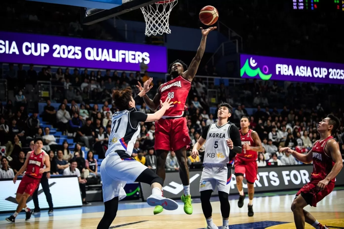 Timnas basket putra Indonesia (merah) saat menghadapi tuan rumah Korsel   (Perbasi Pers)