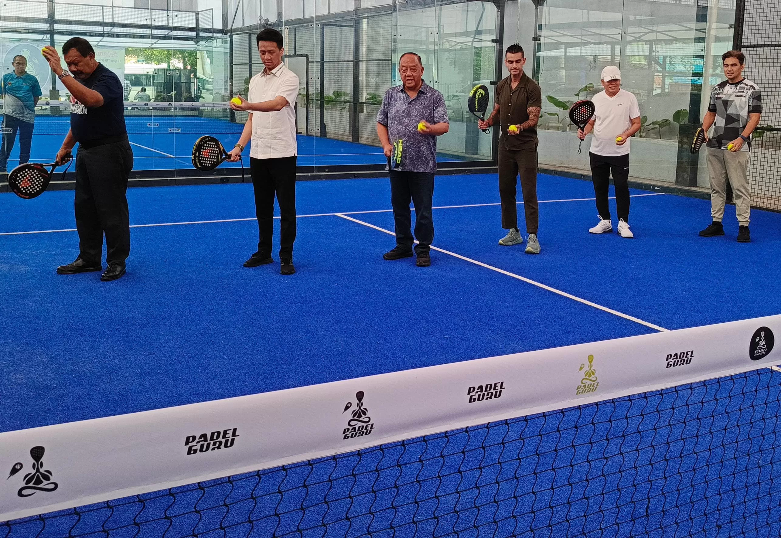 Ketum KONI Pusat Letjen TNI Purn Marciano Norman (tiga dari kiri), Sekjen Perkumpulan Besar (PB) Padel Indonesia (PI) Akash Nathani (tiga dari kanan), pemilik lapangan KPH Yudanegara (kanan), Ketua Pe