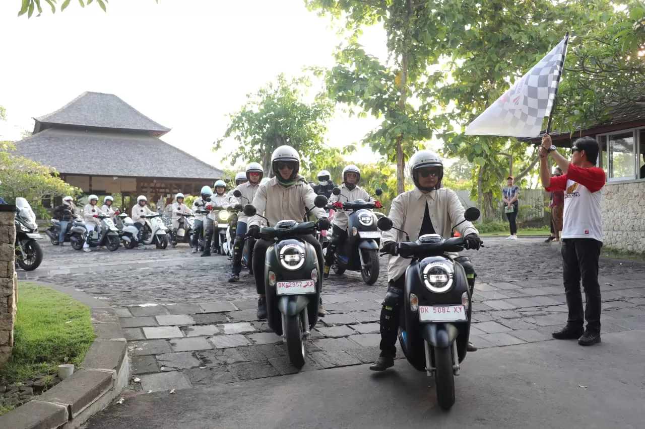 pecinta skutik fashionable New Honda Scoopy untuk menyusuri keindahan pulau Dewata, Bali sambil menikmati matahari terbenam dalam rangkaian kegiatan New Honda Scoopy Experience.   (AHM)