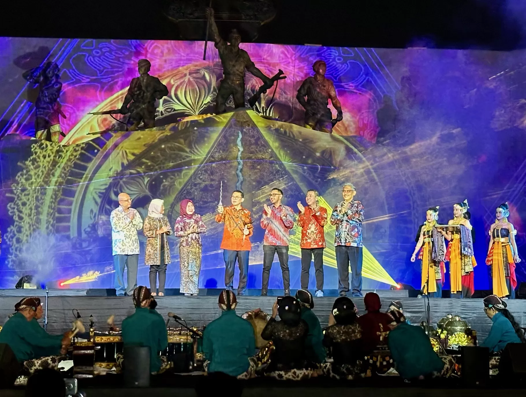   Menbud Fadli Zon bersama Wamen Giring Ganesha saat membuka ICH Festival di Monumen Serangan Oemoem (Harminanto)