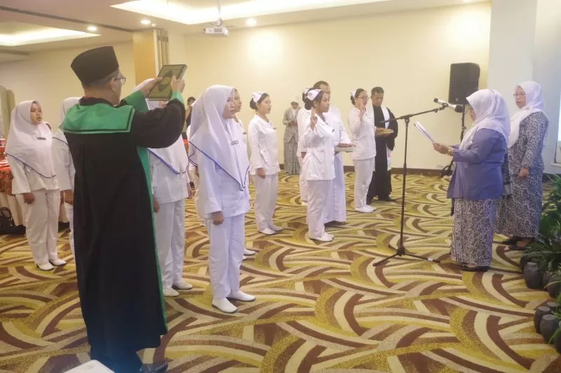 Prosesi pengucapan sumpah profesi oleh bidan baru lulusan Prodi D3 Kebidanan Unriyo (Foto : Benny Kusumawan)