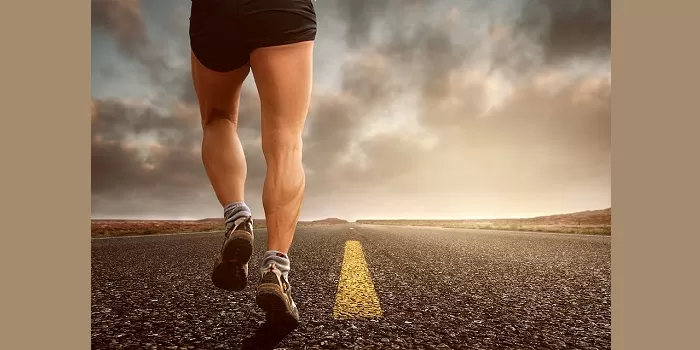 Olahraga jalan kaki punya manfaat jangka panjang yang segudang. (pexels/Alex Kinkate)  